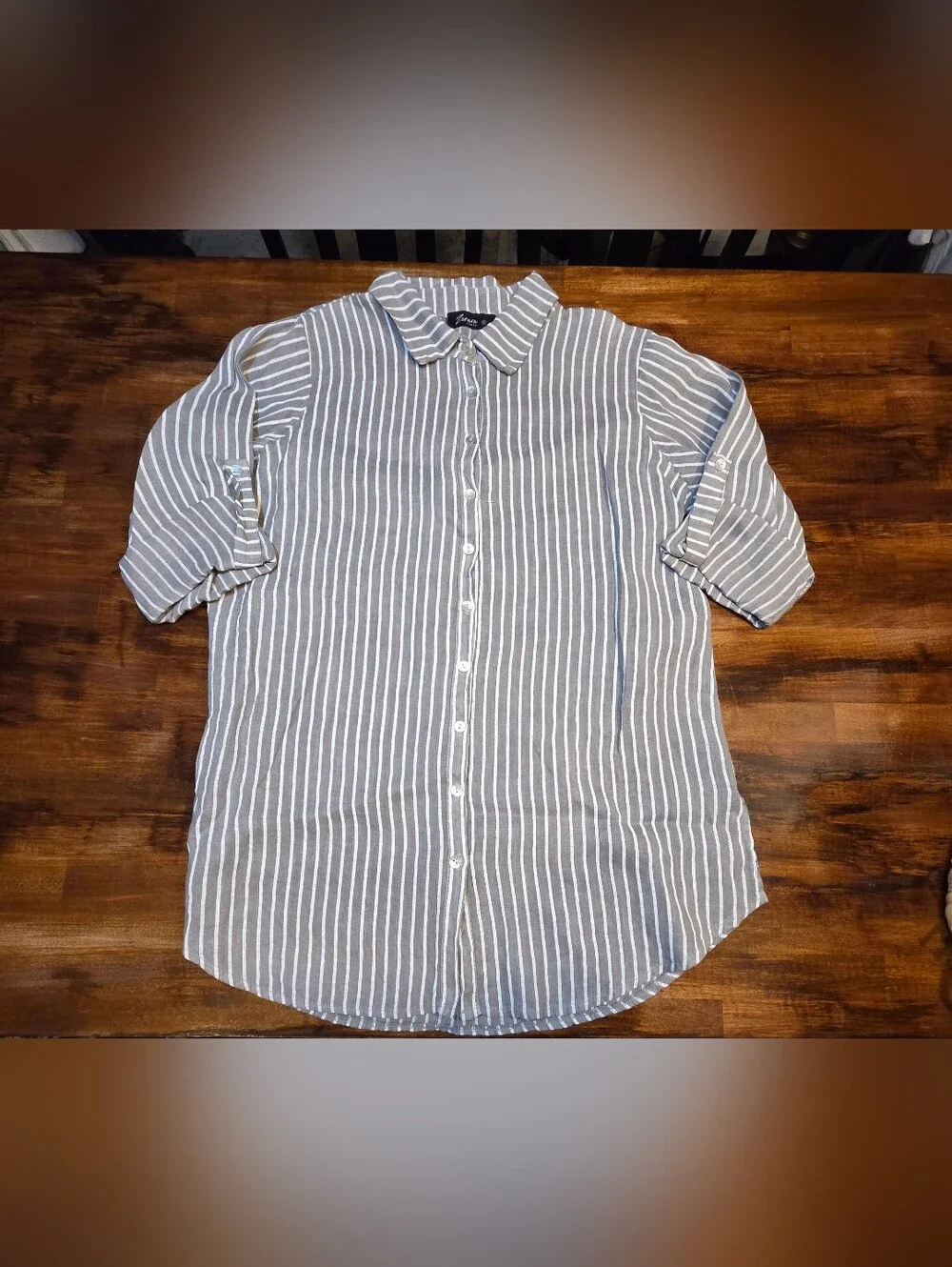 Zenara Woman medium gray and white striped linen shirt SZ M 100% linen
